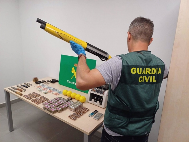 Droga y arma intervenidas. (GUARDIA CIVIL)