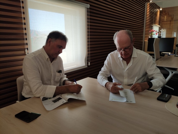 Firma del convenio (FUNDACIÓN AMIGOS DE LA ALHAMBRA) Firma del convenio (FUNDACIÓN AMIGOS DE LA ALHAMBRA)