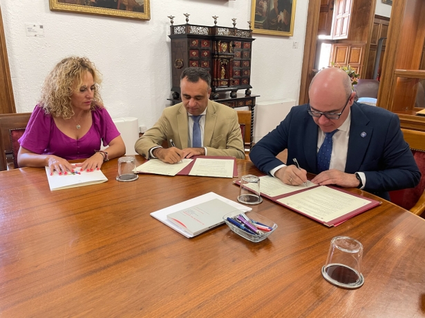 Firma del convenio (UGR)