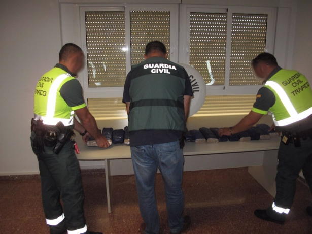 Detenido en Cúllar por transportar más de 30 kilos de hachís en su coche (GUARDIA CIVIL) Detenido en Cúllar por transportar más de 30 kilos de hachís en su coche (GUARDIA CIVIL)