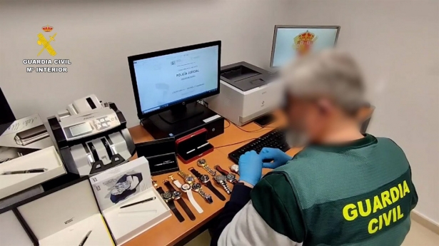 Agente de la Guardia Civil frente a un ordenador (GUARDIA CIVIL) Agente de la Guardia Civil frente a un ordenador (GUARDIA CIVIL)