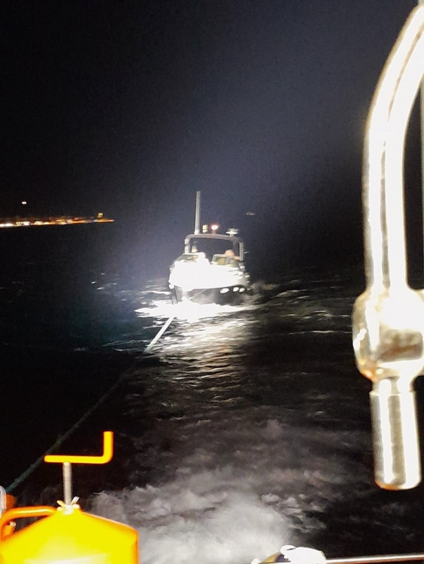 Remolque de la motora que iba a la deriva cerca del Puerto de Motril (PERFIL DE SALVAMENTO MARÍTIMO EN LA RED SOCIAL X)