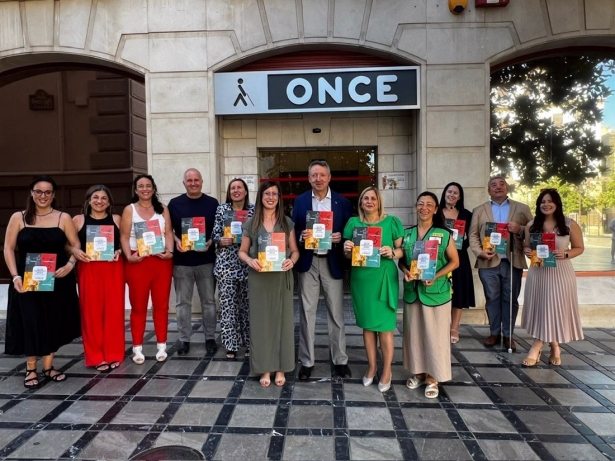 Presentación del informe de valor compartido de la ONCE con el delegado en Andalucía, Cristóbal Martínez (ONCE)