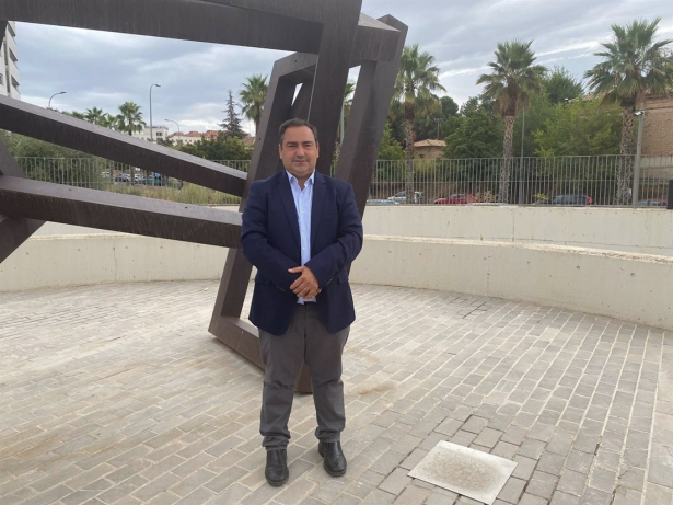 El diputado provincial Eduardo Martos, en imagen de archivo, en los accesos de la Diputación de Granada (PP)