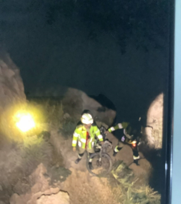 Rescatado Un Ciclista Que Cayó Por Un Barranco De Diez Metros En El Entorno Del Geoparque, En Gorafe (DIPUTACIÓN DE GRANADA)