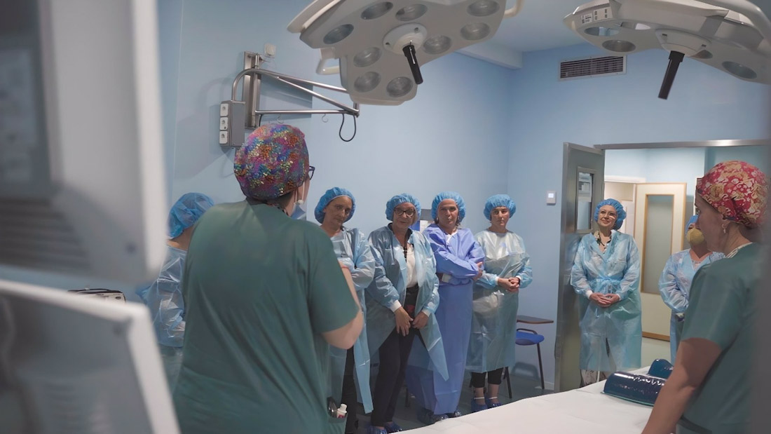 Una sanitaria muestra los quirófanos del Hospital Virgen de las Nieves. (JUNTA DE ANDALUCÍA)