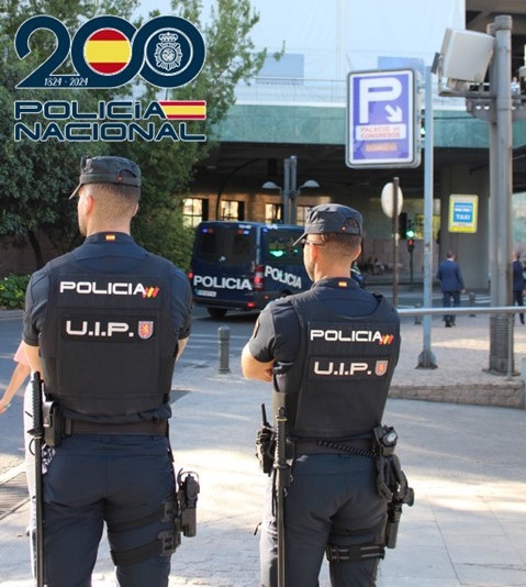 Agentes de la policía Nacional (POLICÍA NACIONAL) Agentes de la policía Nacional (POLICÍA NACIONAL)