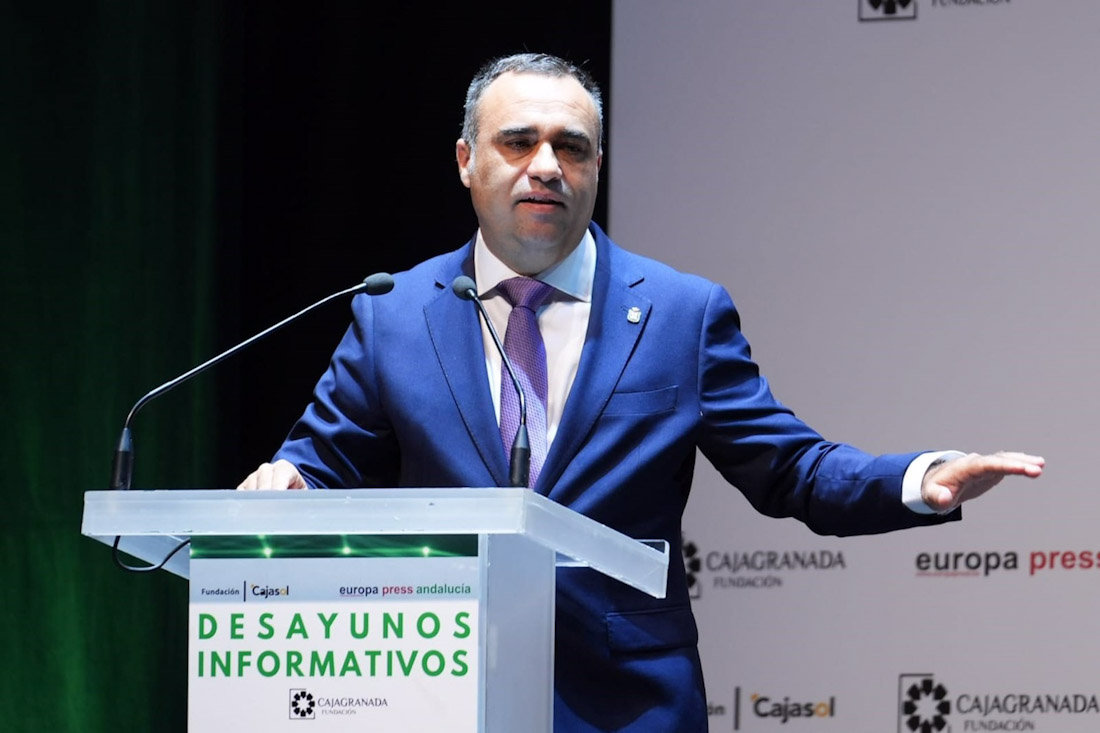 El presidente de la Diputación de Granada, Francis Rodríguez, en el desayuno de Europa Press en el Teatro CajaGranada (FRANCISCO J. OLMO/EUROPA PRESS)