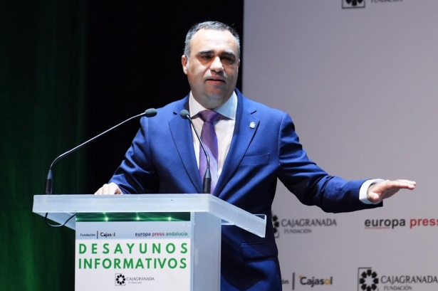 El presidente de la Diputación de Granada, Francis Rodríguez, en el desayuno de Europa Press en el Teatro CajaGranada (FRANCISCO J. OLMO/EUROPA PRESS)