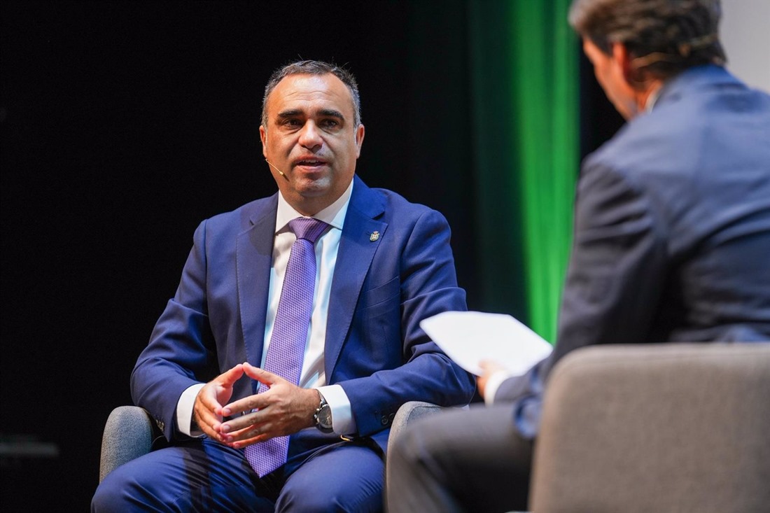 El presidente de la diputación de Granada, Francisco Rodríguez Guerrero (i), junto al delegado de Europa Press Andalucía, Francisco Morón (d) (FRANCISCO J. OLMO / EUROPA PRESS)
