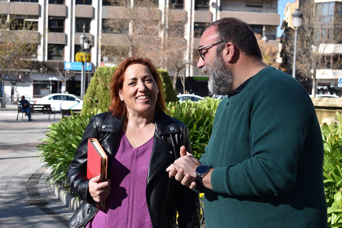 Los coordinadores provincial y local de IU en Granada, Mari Carmen Pérez y Paco Puentedura (IU)