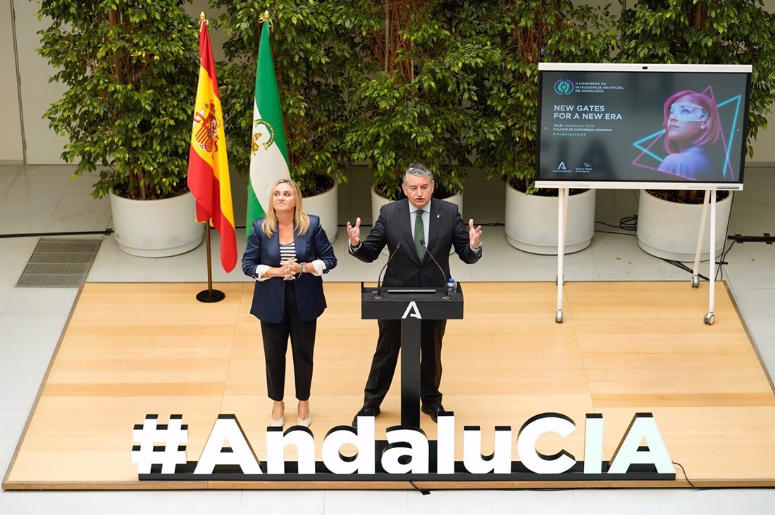 El consejero de la Presidencia, Interior, Diálogo Social y Simplificación Administrativa, Antonio Sanz, junto a la alcaldesa de Granada, Marifrán Carazo (ARSENIO ZURITA / EUROPA RPESS)