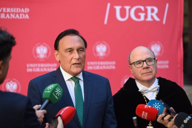 El consejero de Universidad, Investigación e Innovación, José Carlos Gómez Villamandos, y el rector de la UGR, Pedro Mercado (JUNTA)