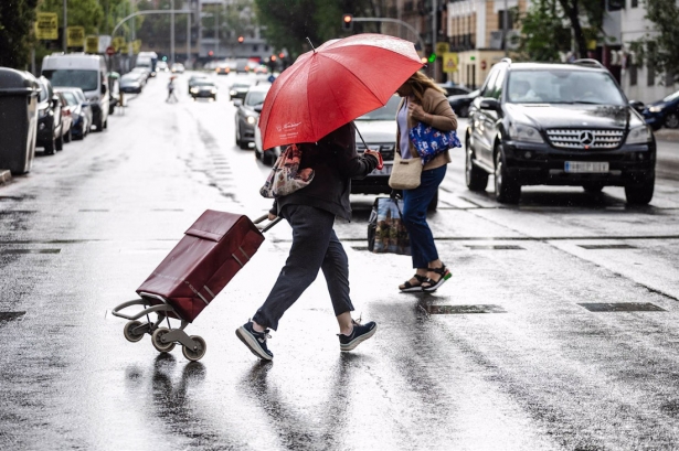 Dos personas caminan bajo la lluvia, en una imagen de archivo (CARLOS LUJÁN - EUROPA PRESS) Dos personas caminan bajo la lluvia, en una imagen de archivo (CARLOS LUJÁN - EUROPA PRESS)
