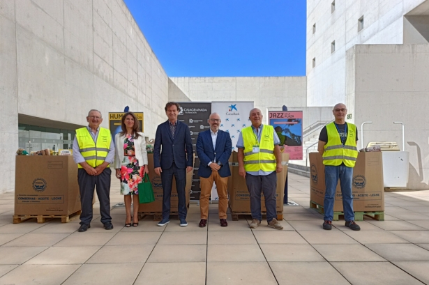 Entrega de los alimentos (CAJA GRANADA FUNDACIÓN) Entrega de los alimentos (CAJA GRANADA FUNDACIÓN)