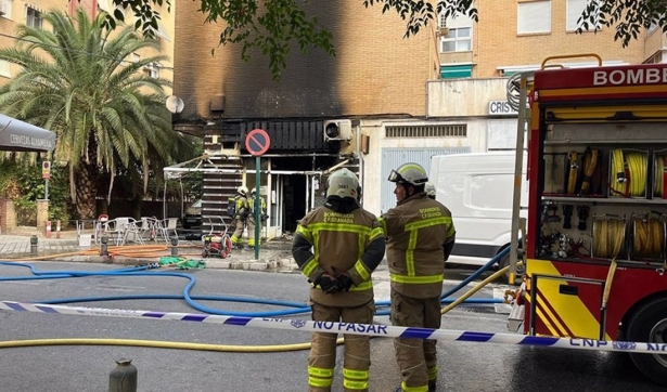 Desalojado en prevención un edificio tras el incendio de una cafetería en Granada (112) Desalojado en prevención un edificio tras el incendio de una cafetería en Granada (112)