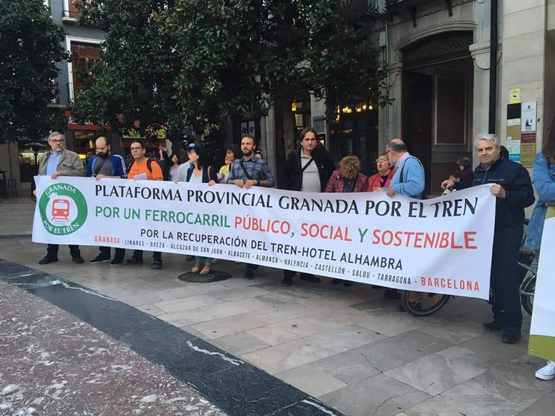 Imagen de archivo de una concentración de la plataforma provincial de Granada por el tren (EUROPA PRESS)