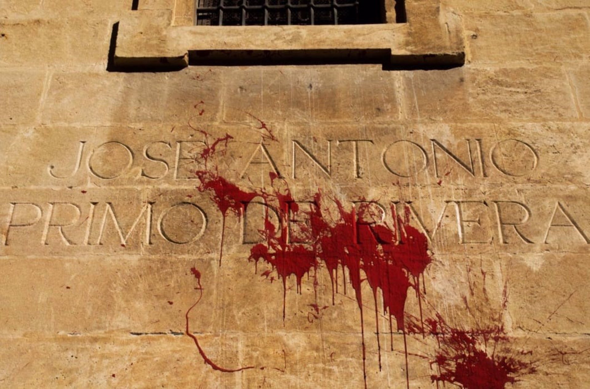 Pintada sobre la inscripción a Primo de Rivera en la iglesia del Sagrario, en imagen de archivo (ASOCIACIÓN GRANADINA VERDAD, JUSTICIA Y REPARACIÓN)