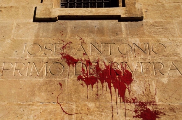Pintada sobre la inscripción a Primo de Rivera en la iglesia del Sagrario, en imagen de archivo (ASOCIACIÓN GRANADINA VERDAD, JUSTICIA Y REPARACIÓN)