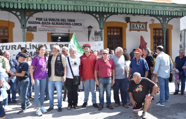 Concentración en favor de la vuelta del tren Guadix-Baza-Almanzora-Lorca (ASOCIACIÓN AMIGOS DEL FERROCARRIL COMARCA DE BAZA)