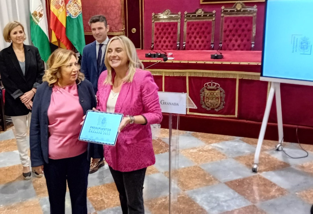 La alcaldesa de Granada, Marifrán Carazo, muestra el borrador de presupuesto para 2025 (EUROPA PRESS)