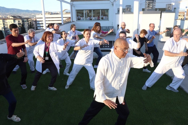 El Hospital Virgen de las Nieves ofrece a sus profesionales sesiones de taichí para promover hábitos saludable (JUNTA DE ANDALUCÍA)