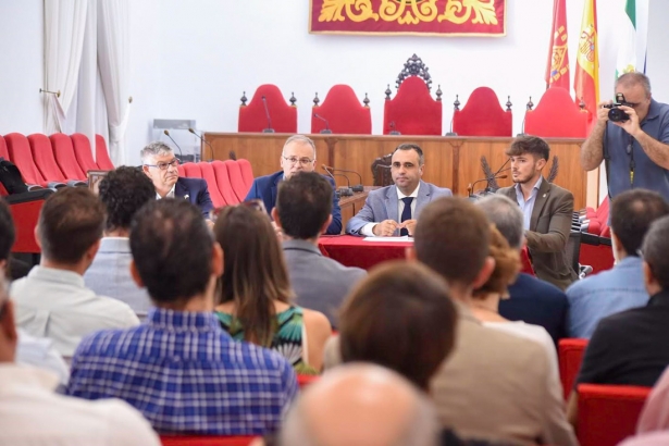 Los alcaldes de Guadix, Jesús Lorente, y de Baza, Pedro Justo Ramos, el presidente de la Diputación de Granada, Francis Rodríguez, y el regidor de Huéscar, Ramón Martínez, de izquierda a derecha en la mesa en la imagen (DIPUTACIÓN)