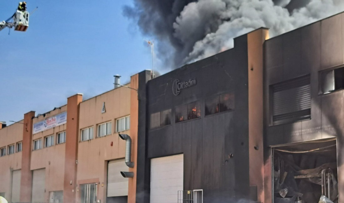 Incendio en una nave de Peligros (112)