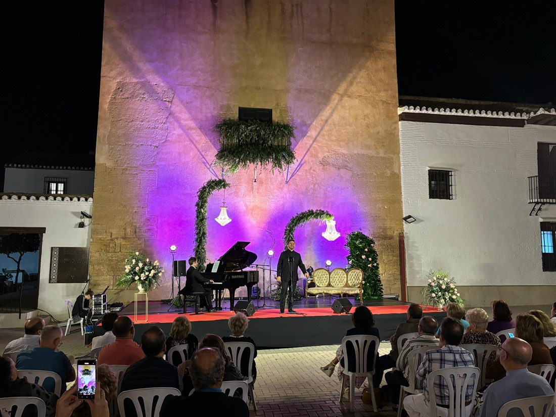 Actuación del tenor Moisés Marín durante las `Veladas del Torreón` (AYTO. LAS GABIAS)