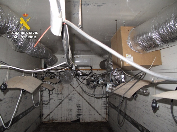 Centro de producción de marihuana en un semirremolque de un camión frigorífico (GUARDIA CIVIL)