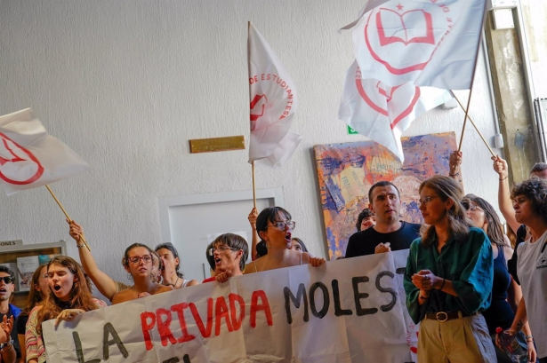 Imágenes de estudiantes protestando en el acto de la vicepresidenta segunda del Gobierno de España y ministra de Trabajo y Economía Social, Yolanda Díaz (ARSENIO ZURITA)
