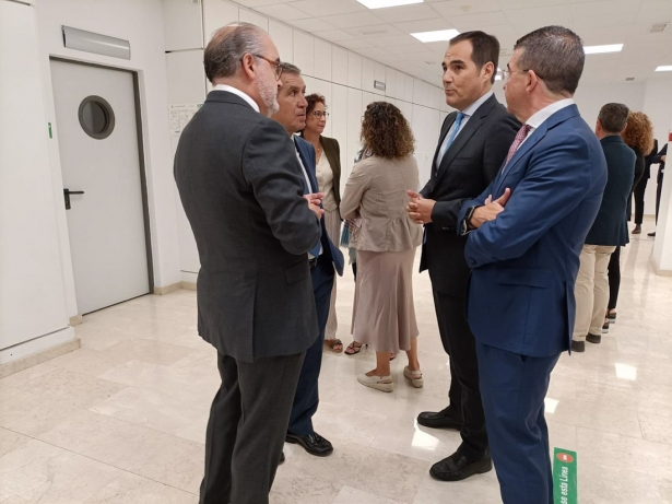 El consejero de Justicia, José Antonio Nieto, segundo por la derecha en primer plano en la imagen, visita el Servicio de Mediación Penal con el presidente del TSJA, Lorenzo del Río, a su derecha, entre otras autoridades (EUROPA PRESS) El consejero de Justicia, José Antonio Nieto, segundo por la derecha en primer plano en la imagen, visita el Servicio de Mediación Penal con el presidente del TSJA, Lorenzo del Río, a su derecha, entre otras autoridades (EUROPA PRESS)