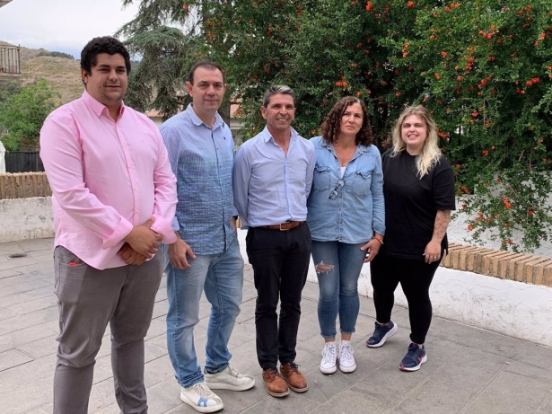  Imagen de archivo de una comparecencia informativa del PSOE en Cenes con motivo del 28M, con el hasta ahora alcalde, Juan Ramón Castellón, en el centro (PSOE)