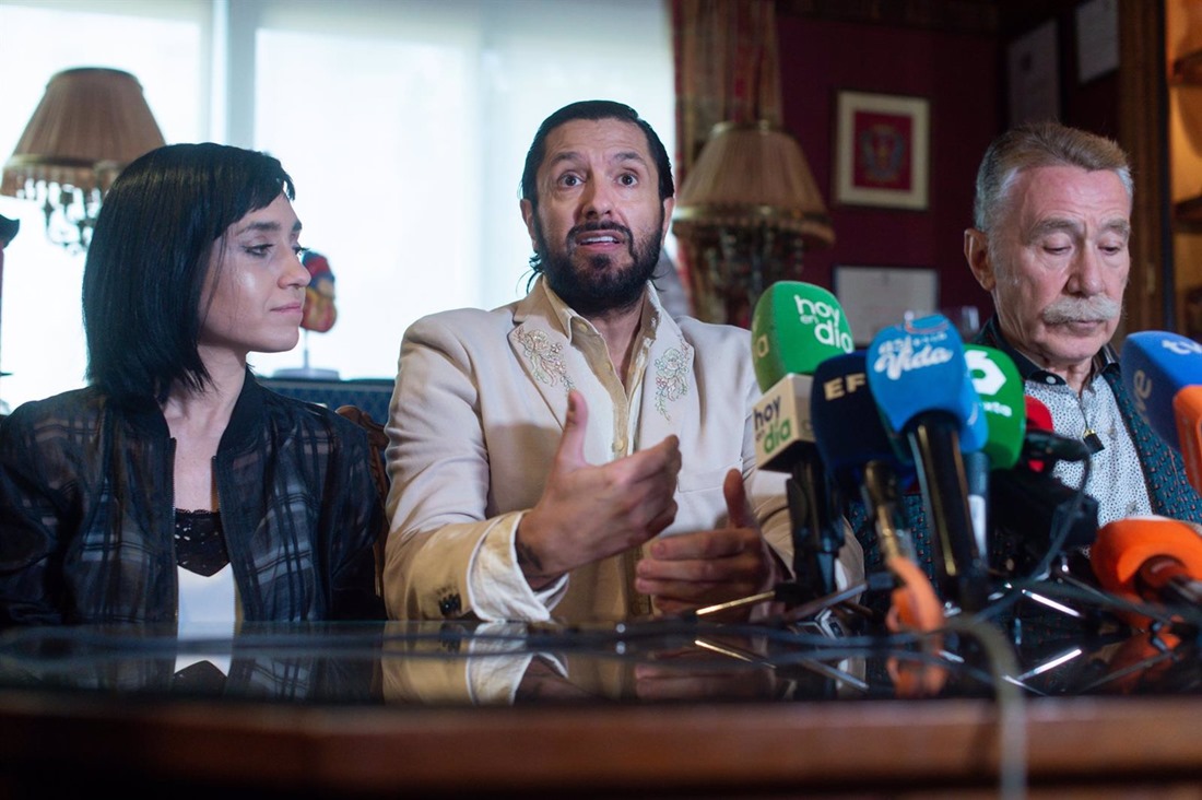 La mujer de Rafael Amargo, Luciana Bongianino; el bailaor Rafael Amargo y su abogado Marcos García Montes, durante una rueda de prensa tras ser absuelto (GUSTAVO VALIENTE / EUROPA PRESS)