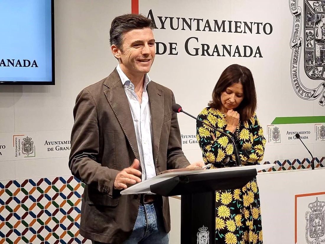 El portavoz del gobierno local de Granada, Jorge Saavedra, atiende a los medios en presencia de la edil de Empleo, Encarnación González (AYUNTAMIENTO)