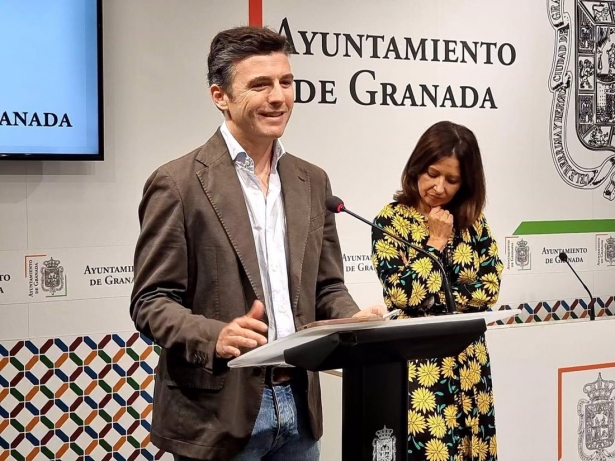 El portavoz del gobierno local de Granada, Jorge Saavedra, atiende a los medios en presencia de la edil de Empleo, Encarnación González (AYUNTAMIENTO) El portavoz del gobierno local de Granada, Jorge Saavedra, atiende a los medios en presencia de la edil de Empleo, Encarnación González (AYUNTAMIENTO)