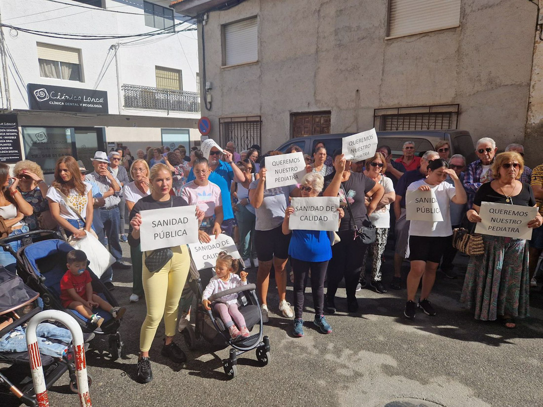 Concentración ante el centro de salud de Fuente Vaqueros (AYUNTAMIENTO)