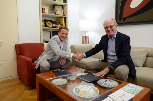 Firma del convenio (AMIGOS DE LA ALHAMBRA) Firma del convenio (AMIGOS DE LA ALHAMBRA)