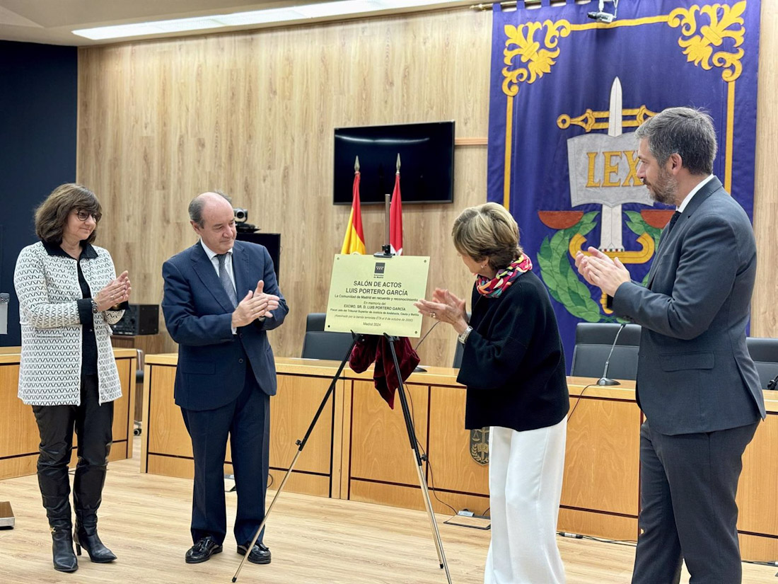 El consejero de Presidencia, Justicia y Administración Local, Miguel Ángel García Martín, descubre en los juzgados de Plaza de Castilla una placa en honor a Luis Portero, fiscal jefe del Tribunal Superior de Justicia de Andalucía (COMUNIDAD DE MADRID)