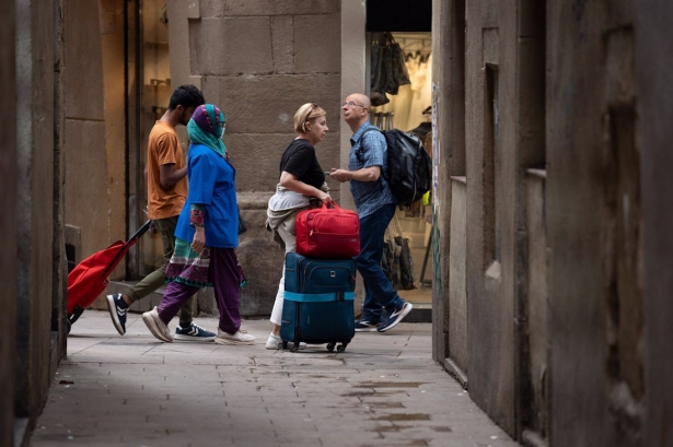 Varios turistas con maletas en el centro de Barcelona, en imagen de archivo (DAVID ZORRAKINO - EUROPA PRESS)