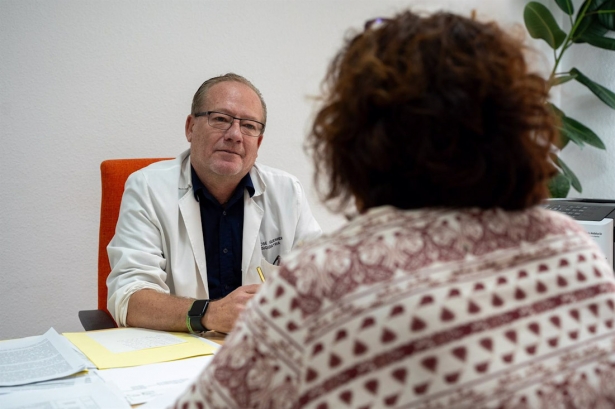 El psiquiatra José Guerrero durante una intervención individual en el Virgen de las Nieves (HOSPITAL VIRGEN DE LAS NIEVES) El psiquiatra José Guerrero durante una intervención individual en el Virgen de las Nieves (HOSPITAL VIRGEN DE LAS NIEVES)