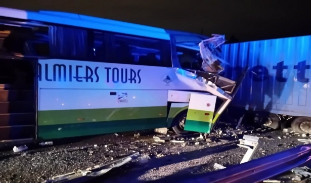 Autobús siniestrado en el que viajaban los once heridos leves en un accidente en la A-92 a la altura de Víznar, en Granada (JUNTA DE ANDALUCIA)