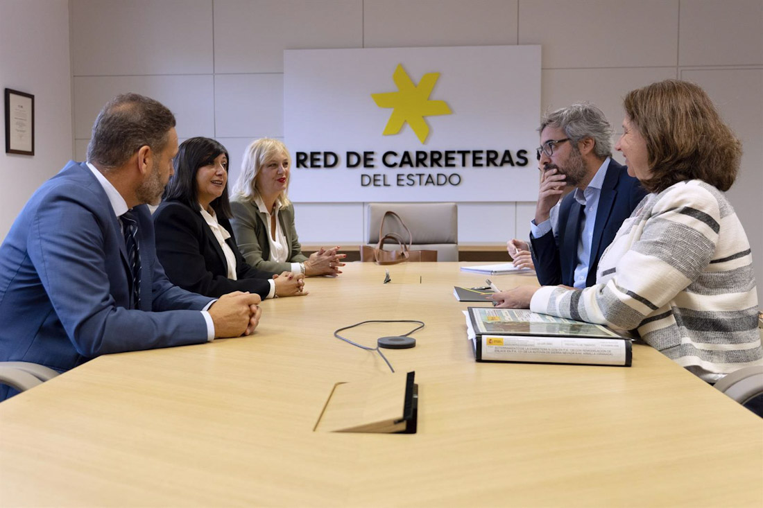 La alcaldesa de Armilla, en el centro en el flanco izquierdo de la imagen, durante su reunión con el director general de Carreteras, Juan Pedro Fernández Palomino, frente a ella (AYUNTAMIENTO DE ARMILLA)