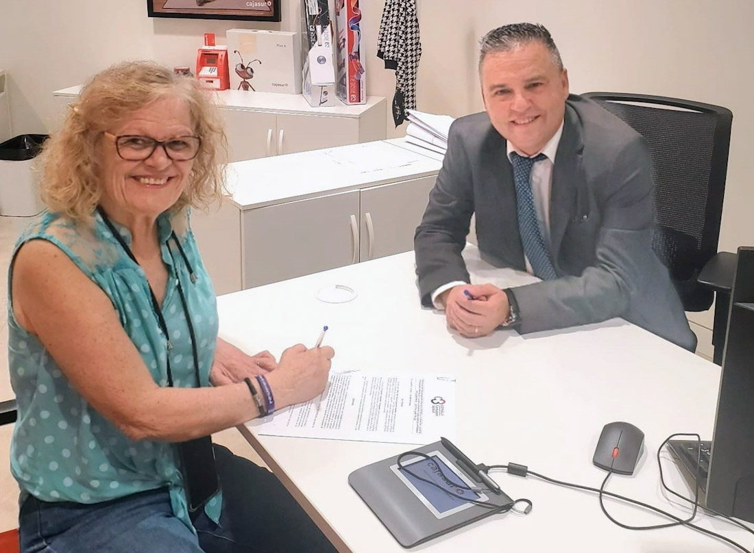 La presidenta de Afavida, Ana María Guerreo, y el gestor de Instituciones del banco Cajasur, José Ángel Miguel (CAJASUR)