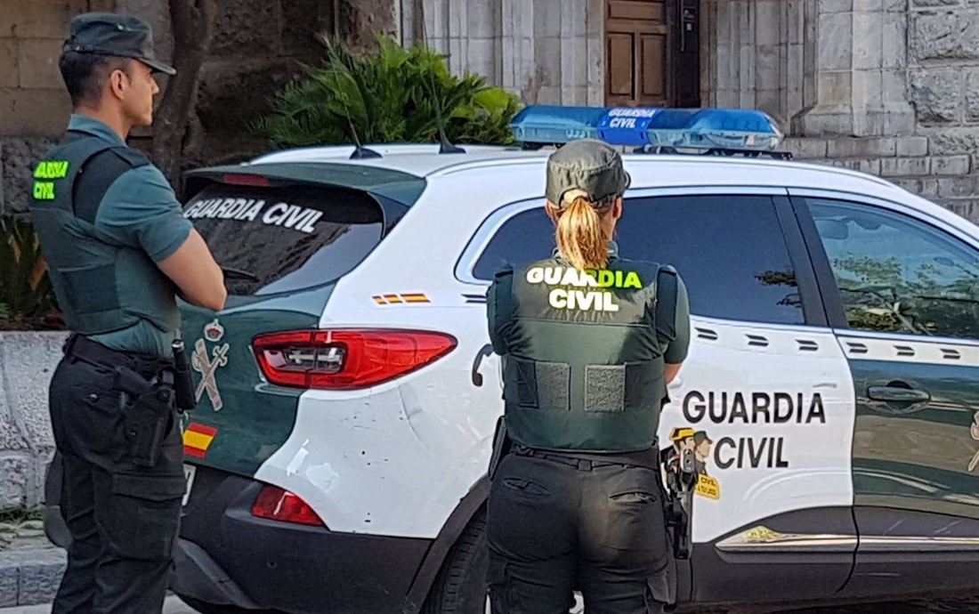 Dos guardias civiles ante un vehículo del cuerpo, en imagen de archivo (GUARDIA CIVIL)