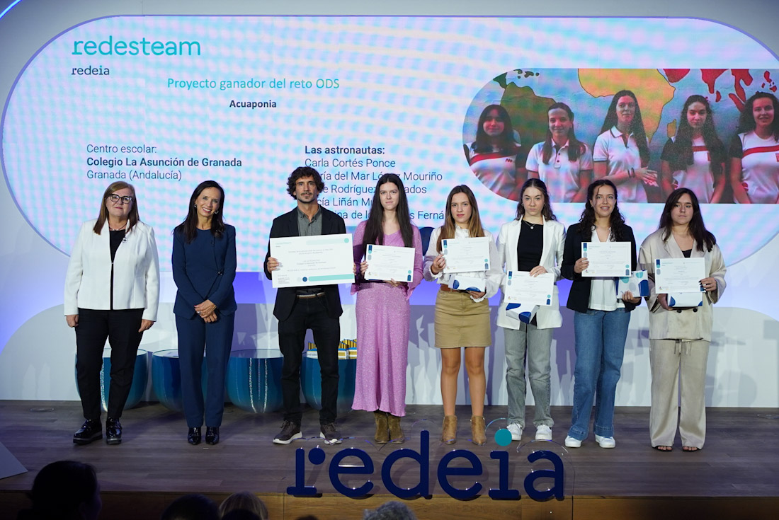 Las alumnas granadinas recogen el premio (REE)