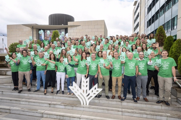 Empleados de Caja Rural Granada lucen una camiseta verde por el Día Solidario (CAJA RURAL GRANADA)
