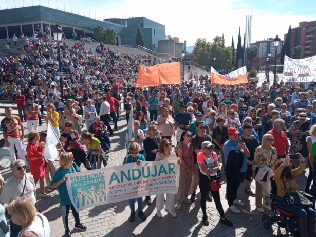 Manifestantes en Granada en defensa de la sanidad pública (ASOCIACIÓN JUSTICIA POR LA SANIDAD) 