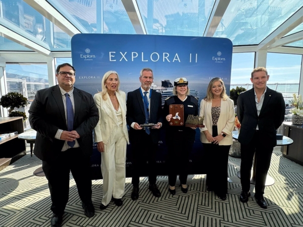 Recepción al buque de lujo Explora II con el presidente de la Autoridad Portuaria de Motril, José García Fuentes (3i) (AUTORIDAD PORTUARIA)