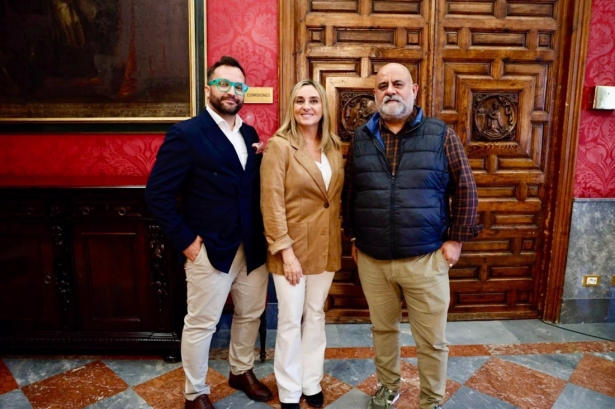 La alcaldesa de Granada, Marifrán Carazo, con representantes de Agrajer (AYUNTAMIENTO) La alcaldesa de Granada, Marifrán Carazo, con representantes de Agrajer (AYUNTAMIENTO)